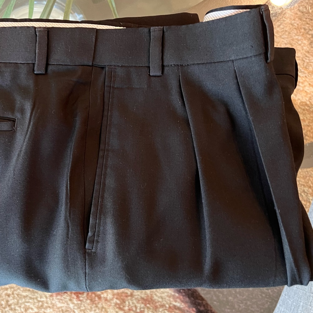 Roundtree & Yorke Non-Iron Ultimate Comfort Microfiber Pleated-Front Dress Pants